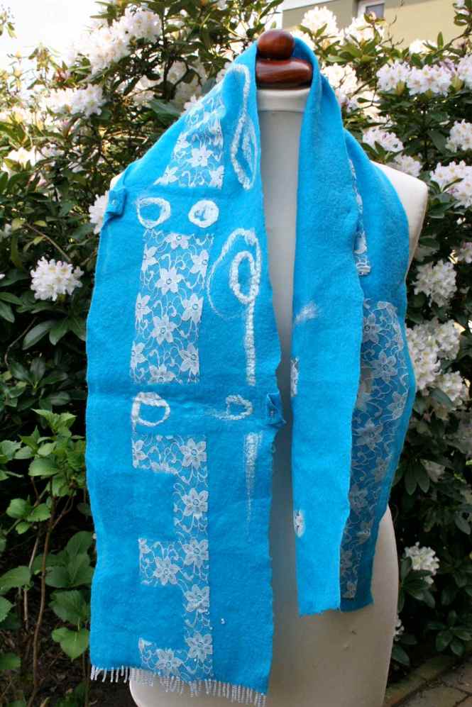 scarf turquoise and white