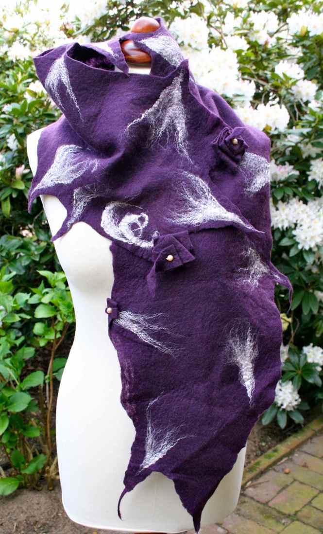 voilet scarf with white silk around the neck